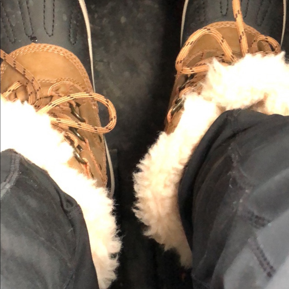 Paws boots size 5 brand new put on for about 1 he